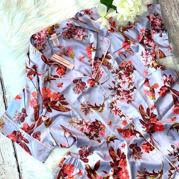 VICTORIA'S SECRET
Satin Short Pajama’s Set - Picture 2 of 16